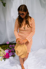 Robe courte en crochet portée par une femme, silhouette entière, drapés, chapeau à la main