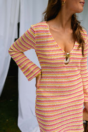 Robe courte en crochet portée par une femme, vue rapprochée, manches longues, bijou