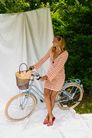 Robe courte en crochet portée par une femme, en marchant, vélo, panier de paille