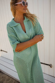 Robe en maille ajourée portée par une femme, vue rapprochée, col polo, maille