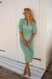 Robe en maille ajourée portée par une femme, vue de face, cabine, lunettes