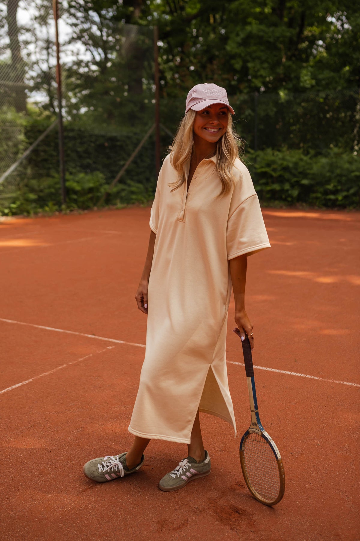 Robe longue effet pull portée par une femme, silhouette entière, court, raquette