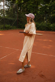 Robe longue effet pull portée par une femme, silhouette entière, court, lignes blanches