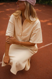 Robe longue effet pull portée par une femme, vue rapprochée, col polo, genoux