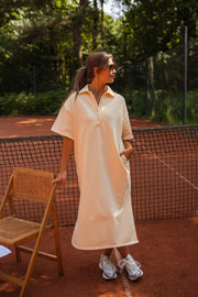 Robe longue effet pull portée par une femme, vue de face, chaise pliante, lunettes