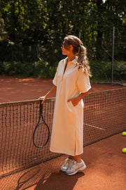 Robe longue effet pull portée par une femme, silhouette entière, chaise pliante, raquette