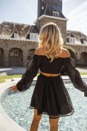 Robe fluide à épaules dénudées portée par une femme, vue de dos, bassin, cheveux blonds
