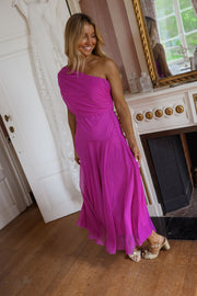 Robe longue effet tulle portée par une femme, vue de trois-quarts, cheveux longs, boiserie