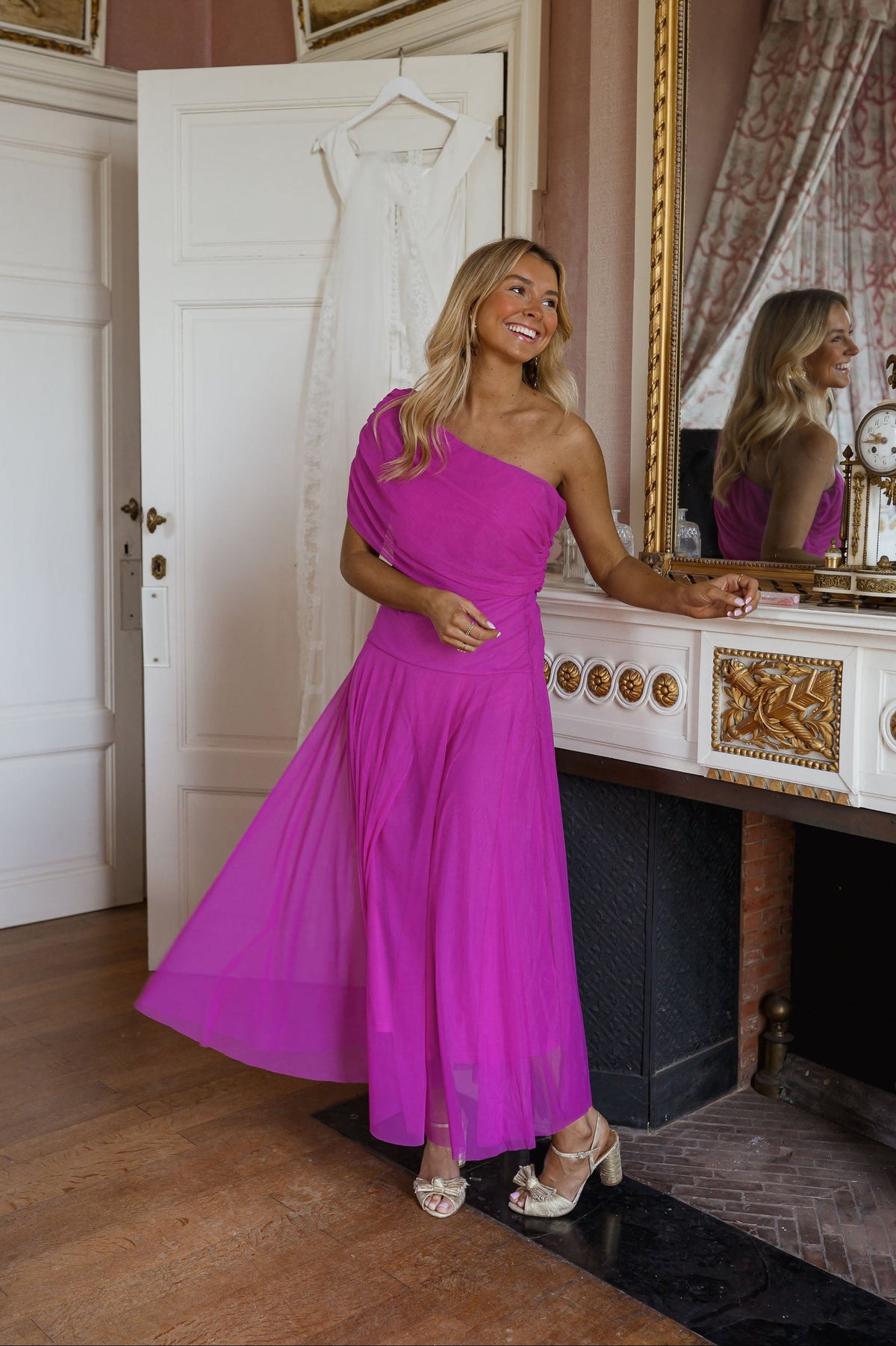 Robe longue effet tulle portée par une femme, silhouette entière, cheminée, miroir