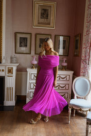 Robe longue effet tulle portée par une femme, silhouette entière, fauteuil, salon