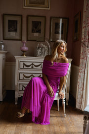 Robe longue effet tulle portée par une femme, assise, fauteuil, assise