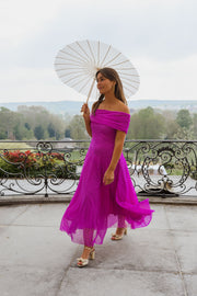 Robe longue effet tulle portée par une femme, silhouette entière, parasol blanc, balcon