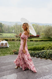Robe longue col bardot portée par une femme, silhouette entière, parasol, allée