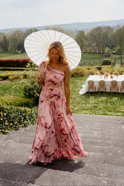 Robe longue col bardot portée par une femme, silhouette entière, parasol, tables dressées