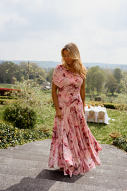 Robe longue col bardot portée par une femme, vue de trois-quarts, col bardot, jardin