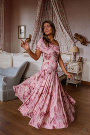 Robe longue col bardot portée par une femme, silhouette entière, chambre, rideaux