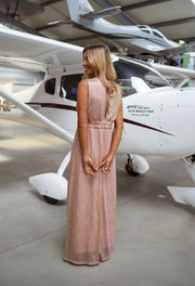 Robe fluide à taille resserrée portée par une femme, vue de face, avion, taille