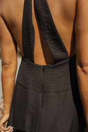 Robe fluide à dos ouvert portée par une femme, vue rapprochée, dos ouvert, fermeture