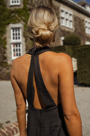 Robe fluide à dos ouvert portée par une femme, vue rapprochée, dos ouvert, chignon