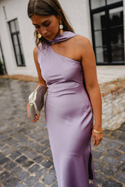 Robe asymétrique en soie fendue portée par une femme, vue rapprochée, encolure asymétrique