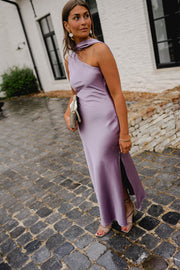 Robe asymétrique en soie fendue portée par une femme, vue de dos, fente, pavés