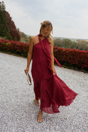 Robe longue en soie asymétrique portée par une femme, en marchant, allée, haie