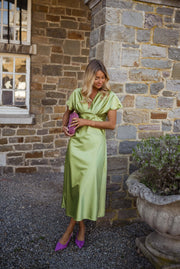 Robe satinée à col plissé portée par une femme, vue de face, façade, pochette