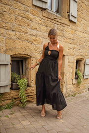 Robe longue effet lin portée par une femme, silhouette entière, façade, robe noire