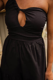 Robe longue effet lin portée par une femme, vue rapprochée, découpe, bustier