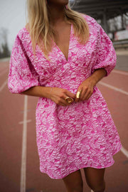 Robe à manches ballon trois-quarts portée par une femme, vue rapprochée, manches ballon, imprimé rose