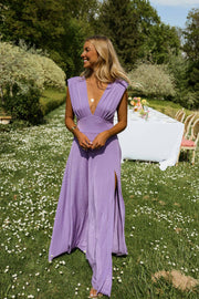 Robe longue pailletée fendue portée par une femme, silhouette entière, pelouse, fente