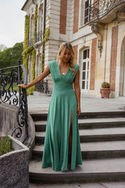Robe longue à paillettes portée par une femme, silhouette entière, balcon, escalier