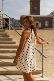 Robe à pois col montant portée par une femme, vue de dos, escalier, col montant