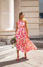 Robe fleurie à col asymétrique portée par une femme, vue de face, colonne, bouquet