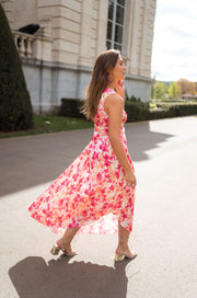 Robe fleurie à col asymétrique portée par une femme, en marchant, allée, jupe fleurie