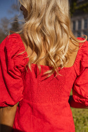 Robe courte à manches ballon portée par une femme, vue rapprochée, dos, manches ballon