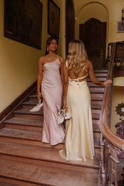 Robe longue fluide effet soie portée par une femme, silhouette entière, escalier, deux femmes