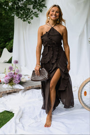 Robe longue effet plissé portée par une femme, silhouette entière, drapés blancs, fente