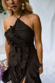 Robe longue effet plissé portée par une femme, vue rapprochée, volants, col licou