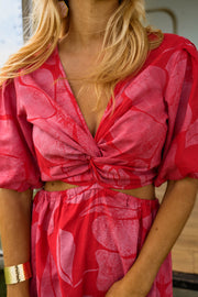 Robe courte à manches bouffantes portée par une femme, vue rapprochée, nœud torsadé, découpe