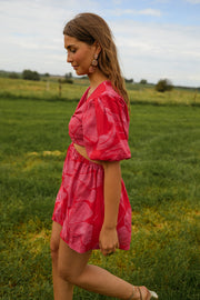 Robe courte à manches bouffantes portée par une femme, vue de profil, herbe, profil