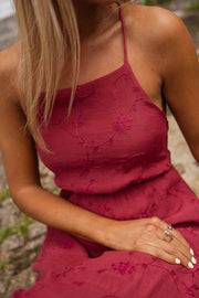 Robe brodée à col carré portée par une femme, vue rapprochée, bretelle, cheveux blonds
