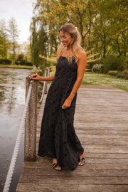 Robe brodée à poches portée par une femme, vue de face, ponton, cheveux blonds
