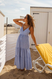 Robe longue rayée à bretelles portée par une femme, silhouette entière, paravent, transat