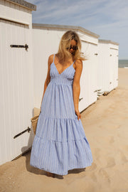 Robe longue rayée à bretelles portée par une femme, vue de face, cabines, panier