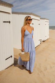 Robe longue rayée à bretelles portée par une femme, vue de face, cabine, panier en paille