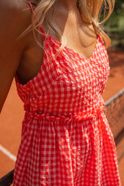 Robe vichy à bretelles portée par une femme, vue rapprochée, bretelles, vichy rose