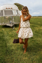 Robe à pois dos nu portée par une femme, silhouette entière, camping-car, sac