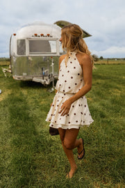 Robe à pois dos nu portée par une femme, vue de dos, camping-car