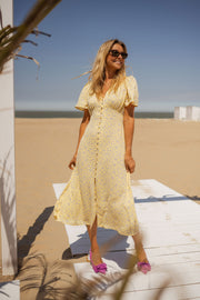 Robe satinée à boutons portée par une femme, vue de face, ponton, jupe ouverte